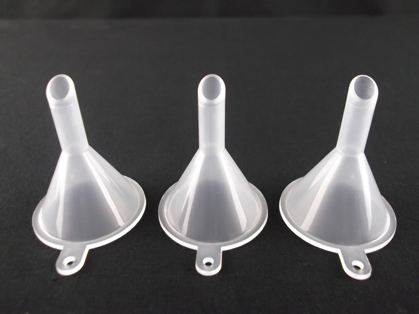 US 10~30pcs Small Plastic Perfume Diffuser Bottle Mini Liquid Oil Funnels Lab